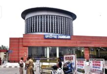 तेज आंधी से रेलवे स्टेशन पर अफरा-तफरी, उड़ीं टिन की चादरें कई ट्रेनें रहीं प्रभावित